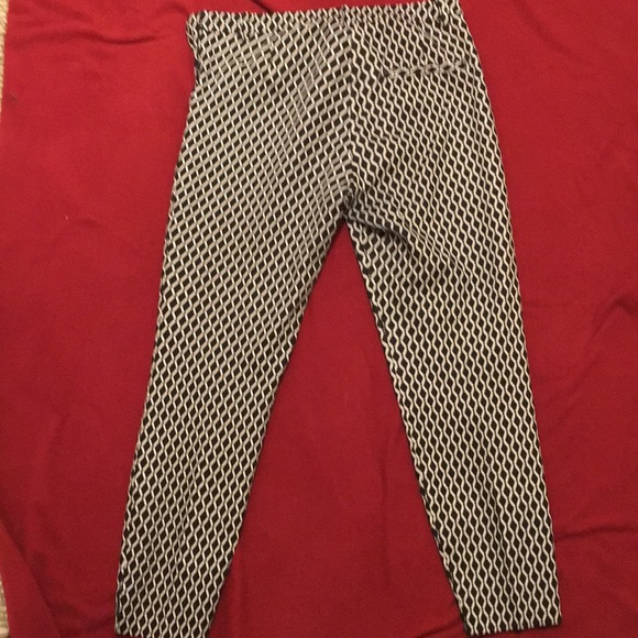 ❤️❤️Black & White H&M geometric capri pants - size 6 - Picture 4 of 5